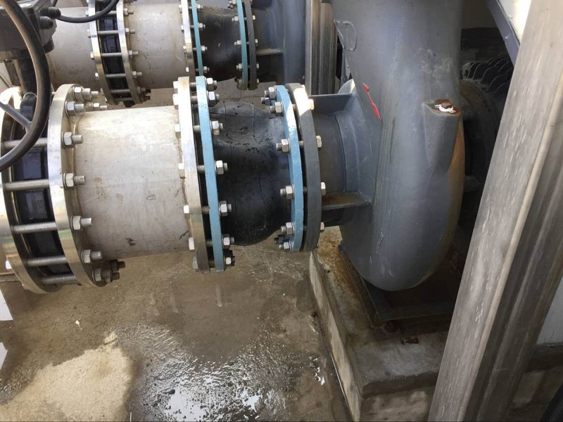 水泵进口安装了橡胶接头出现吸扁现象怎么解决？